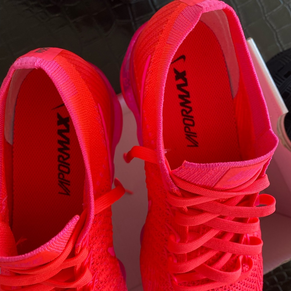 NEW Woman’s 7.5 Nike Air VaporMax Flyknit Hyper Punch / Punk Blast # 849557 - Picture 6 of 16